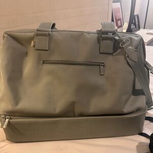 Beis the weekend travel bag in color slate.